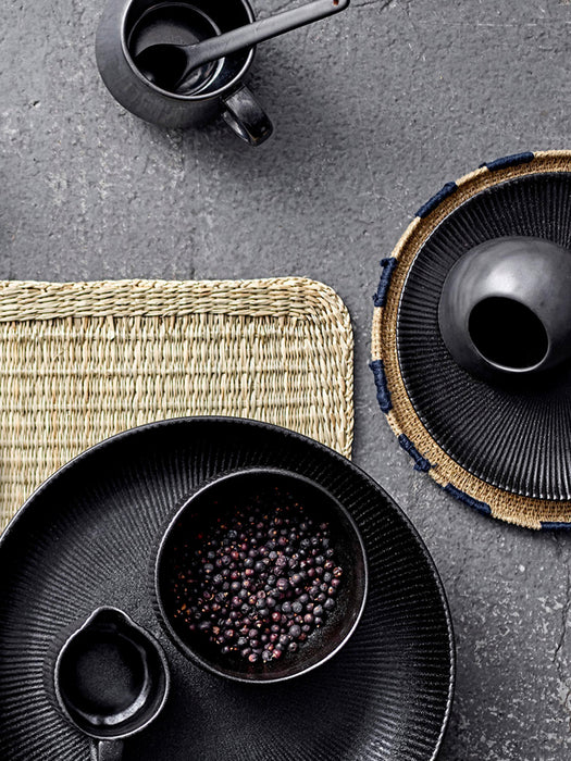 Matte Dinner Plate Neri with A Grooved Structure