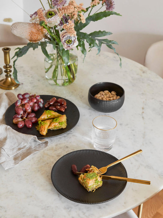 Matte Dinner Plate Neri with A Grooved Structure