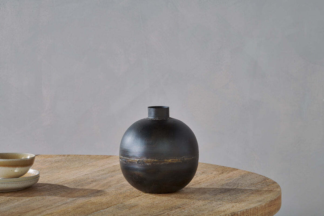 Endo Recycled Iron Vase Black