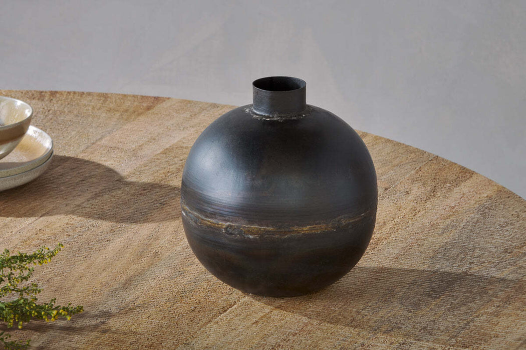 Endo Recycled Iron Vase Black