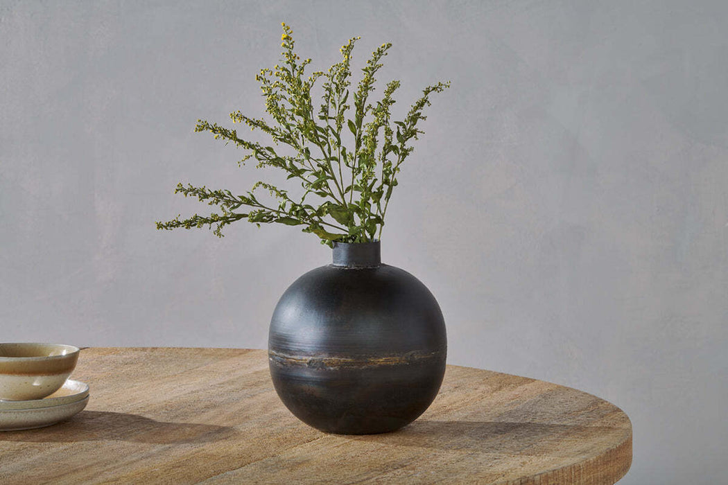 Endo Recycled Iron Vase Black