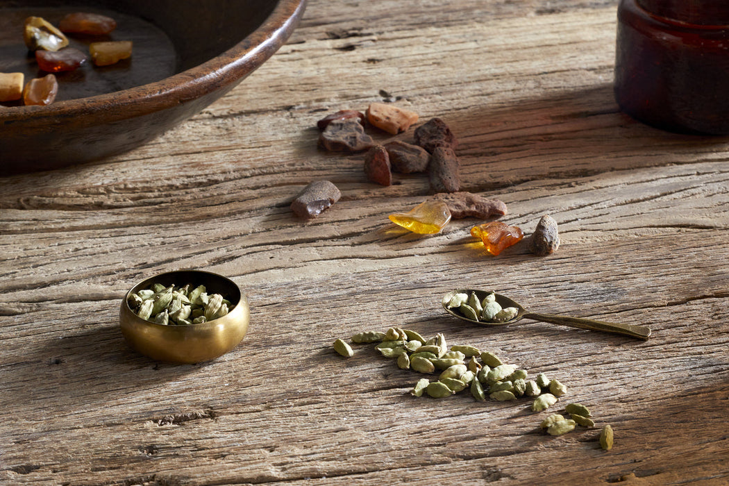 Cardamom & Amber 1 Wick Scented Candle - Aged Smoke