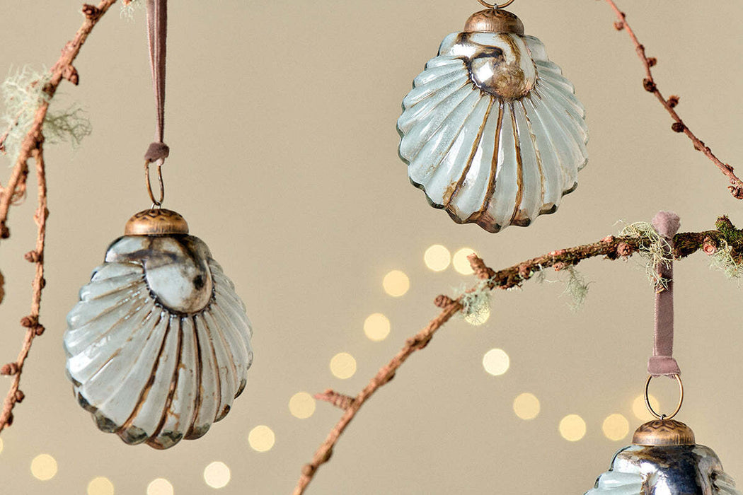 Sohni Shell Baubles Gold Cream Set Of 4