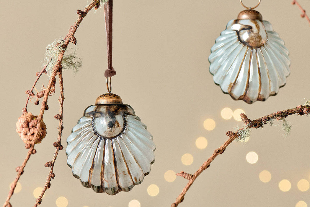 Sohni Shell Baubles Gold Cream Set Of 4