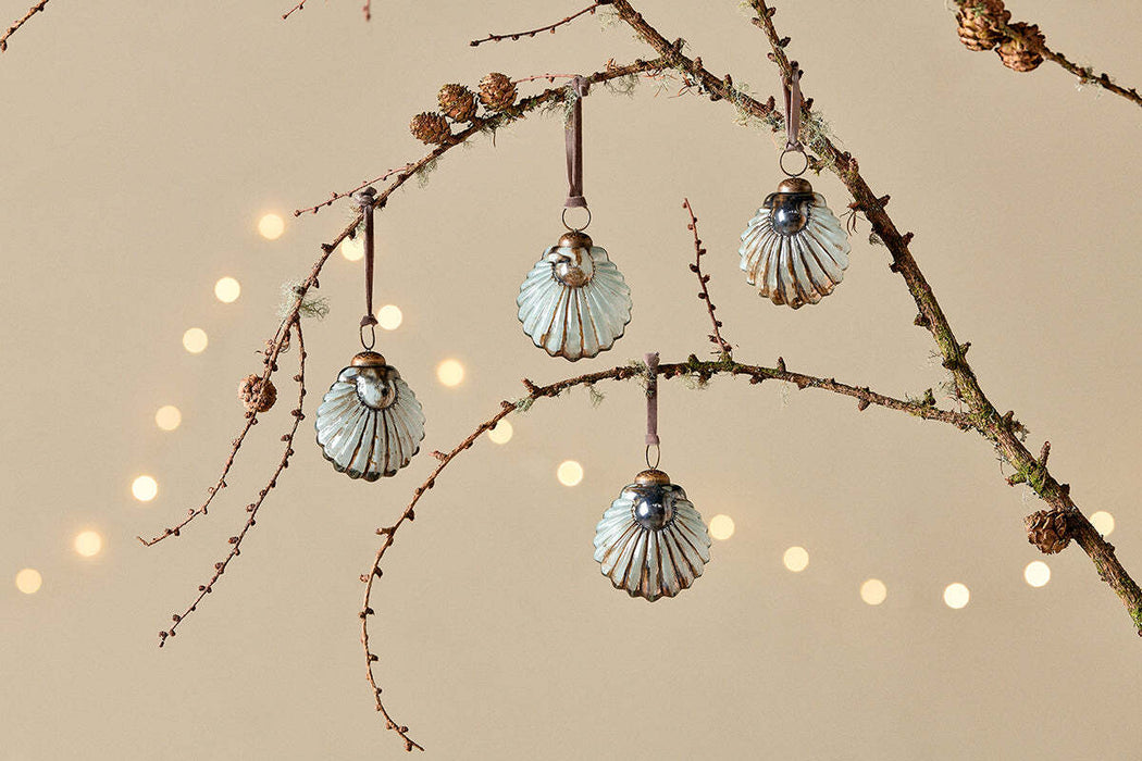 Sohni Shell Baubles Gold Cream Set Of 4