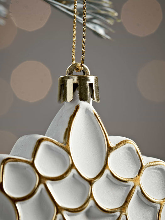 Six Soft Geometric Shatterproof Snowflakes