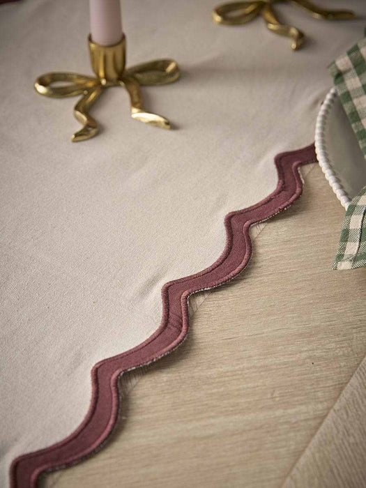 Scallop Bow Table Runner