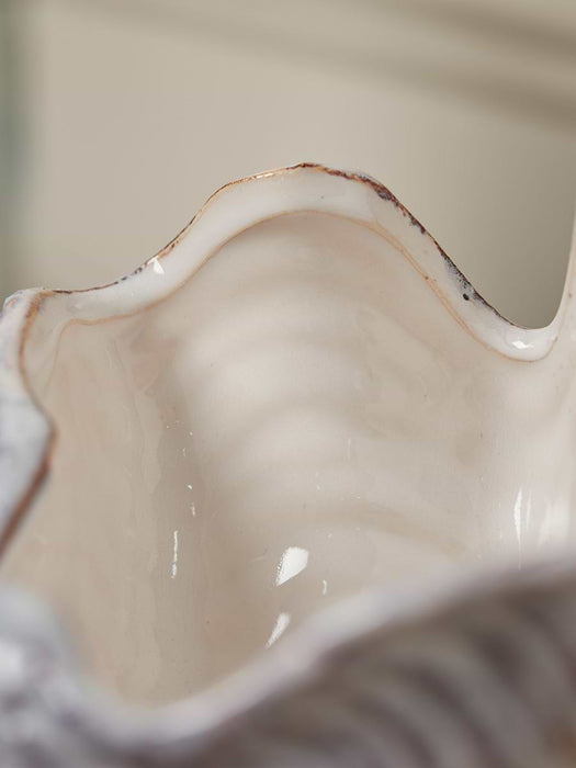 Standing Clam Shell
